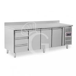 Tavolo Refrigerato 3 Cassetti 3 Porte 700 Mm -2°C/+8°C Alzatina 14 Tavolo Refrigerato 3 Cassetti 3 Porte 700 Mm -2°C/+8°C Alzatina -Vendite GATRODOMUS tavolo frigo con 3 porte e 3 cassetti alzatina prof700 e temperatura 2c8c 2