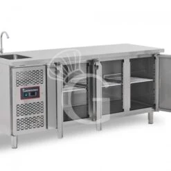 Tavolo Refrigerato 3 Porte Con Lavello,motore A Sinistra,Prof. 700 Mm,temp +2°C/+8°C, Completo Di Rubinetto Classe Energetica B -Vendite GATRODOMUS tavolo refrigerato 2 porte gn 11 prof700 tn 28