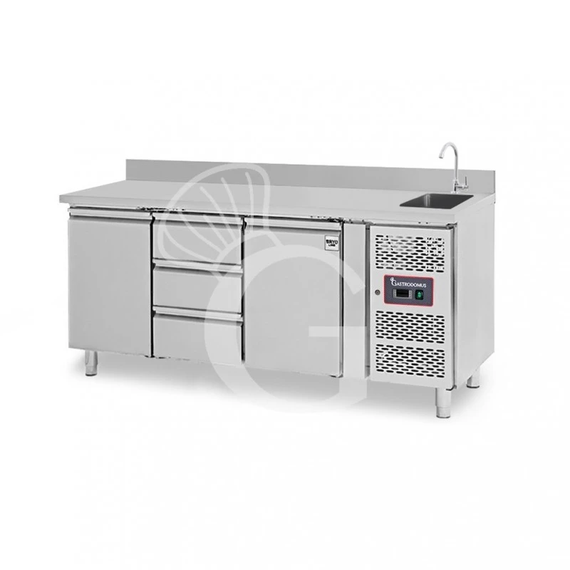 Tavolo Refrigerato 3 Cassetti 2 Porte Con Lavello E Alzatina, Prof. 700 Mm, Temp. +2°C/+8°C, Completo Di Rubinetto 3 Tavolo Refrigerato 3 Cassetti 2 Porte Con Lavello E Alzatina, Prof. 700 Mm, Temp. +2°C/+8°C, Completo Di Rubinetto