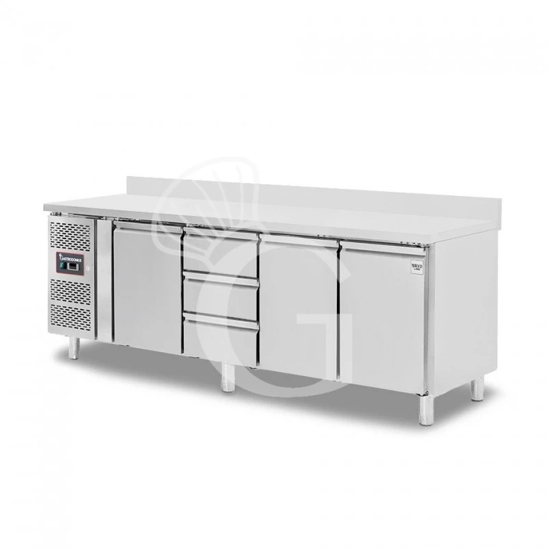 Tavolo Refrigerato 3 Cassetti 3 Porte 700 Mm -2°C/+8°C Alzatina, Motore A Sinistra 3 Tavolo Refrigerato 3 Cassetti 3 Porte 700 Mm -2°C/+8°C Alzatina, Motore A Sinistra