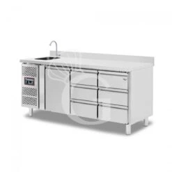 Tavolo Refrigerato 6 Cassetti 1 Porta Con Lavello E Alzatina,motore A Sinistra Prof. 700 Mm, Temp. +2°C/+8°C, Con Rubinetto
