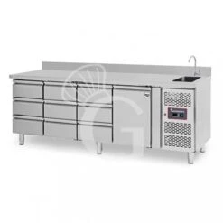 Tavolo Refrigerato 9 Cassetti 1 Porta Con Lavello E Alzatina, Prof. 700 Mm, Temp. +2°C/+8°C, Completo Di Rubinetto