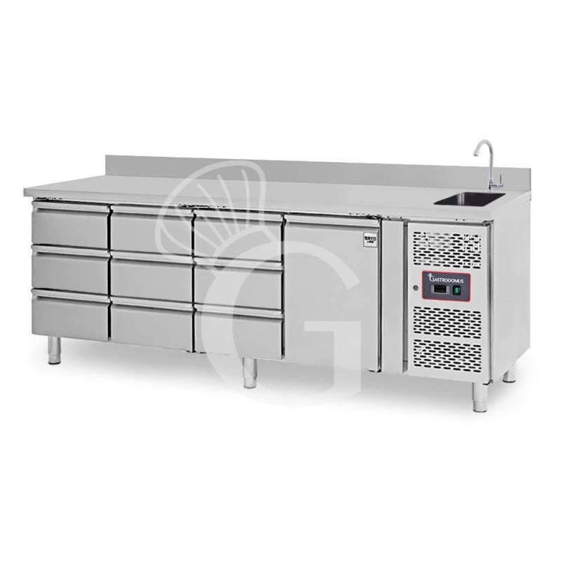 Tavolo Refrigerato 9 Cassetti 1 Porta Con Lavello E Alzatina, Prof. 700 Mm, Temp. +2°C/+8°C, Completo Di Rubinetto 3 Tavolo Refrigerato 9 Cassetti 1 Porta Con Lavello E Alzatina, Prof. 700 Mm, Temp. +2°C/+8°C, Completo Di Rubinetto