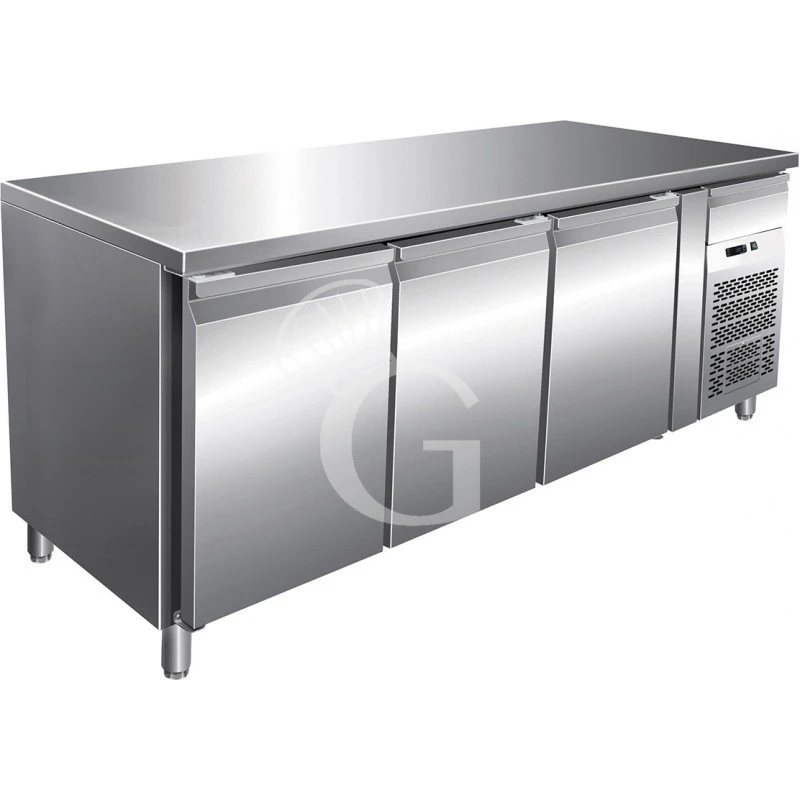 Tavolo Refrigerato Con 3 Porte, Cassetto Sopra Al Motore, Profondità 600 Mm E Temperatura -2°C/+8°C - Classe Energetica B 3 Tavolo Refrigerato Con 3 Porte, Cassetto Sopra Al Motore, Profondità 600 Mm E Temperatura -2°C/+8°C - Classe Energetica B